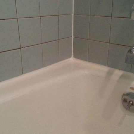 How To Re Caulk A Bathtub