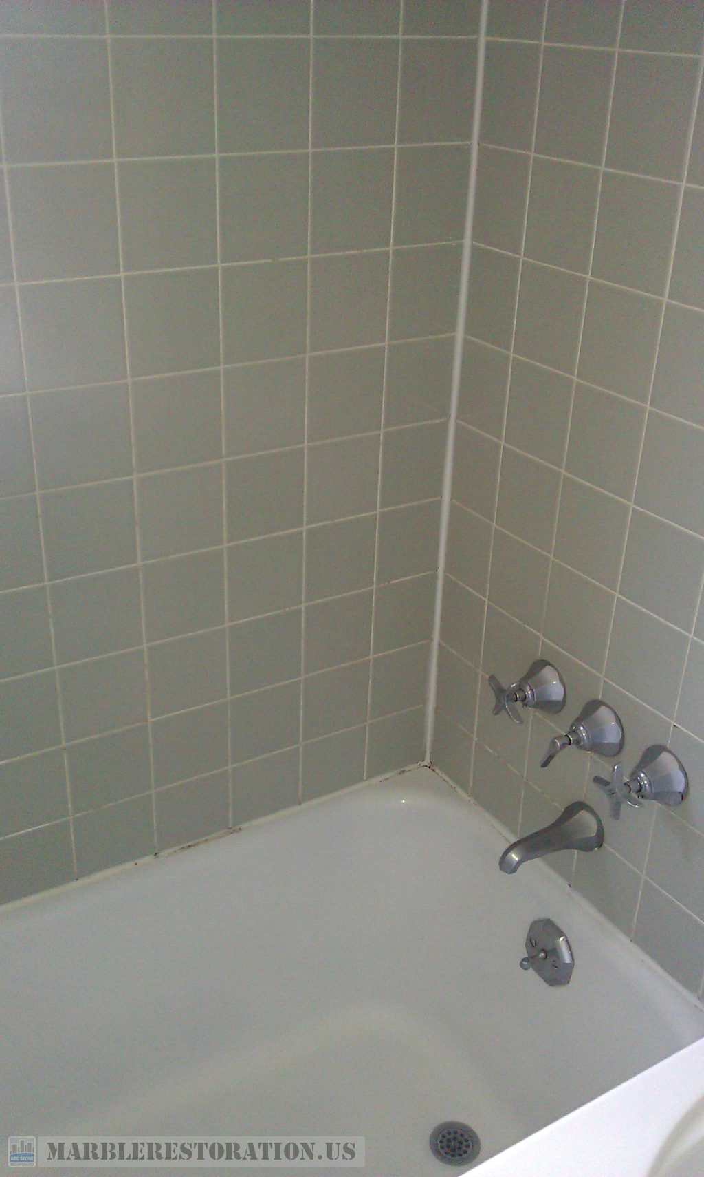 Ceramic Bathtub Walls Regrouting Recaulking